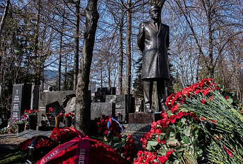 На Новодевичьем кладбище состоялось торжественное открытие памятника  Владимиру Жириновскому.