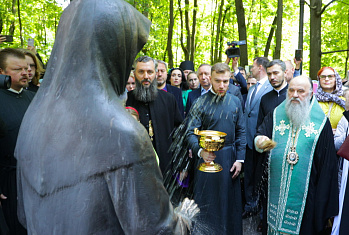 В Петербурге торжественно открыли скульптуру блаженной Ксении Петербургской