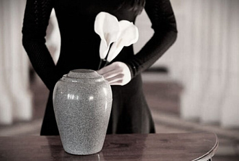 Можно ли хранить прах дома: правовые нормы, ограничения и практические рекомендации