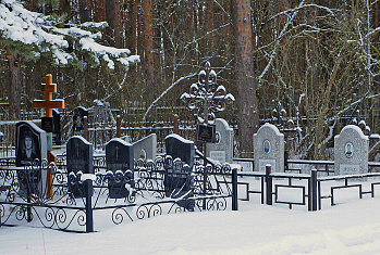 Посещение кладбища зимой